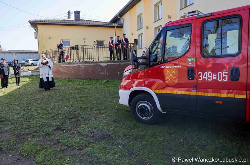 Uroczyste przekazanie nowego lekkiego wozu ratowniczo-gaśniczego dla Ochotniczej Straży Pożarnej w Nowym Kramsku