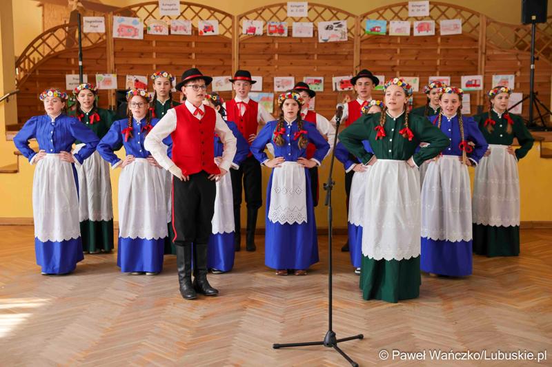 Uroczyste przekazanie nowego lekkiego wozu ratowniczo-gaśniczego dla Ochotniczej Straży Pożarnej w Nowym Kramsku