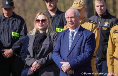 Uroczyste przekazanie nowego lekkiego wozu ratowniczo-gaśniczego dla Ochotniczej Straży Pożarnej w Nowym Kramsku 