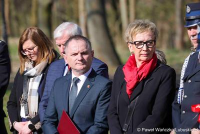 Uroczyste przekazanie nowego lekkiego wozu ratowniczo-gaśniczego dla Ochotniczej Straży Pożarnej w Nowym Kramsku 
