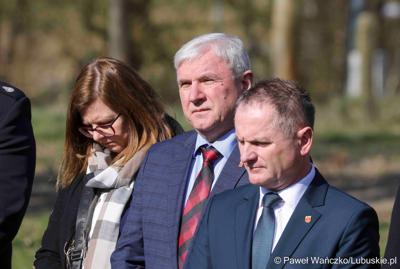 Uroczyste przekazanie nowego lekkiego wozu ratowniczo-gaśniczego dla Ochotniczej Straży Pożarnej w Nowym Kramsku 