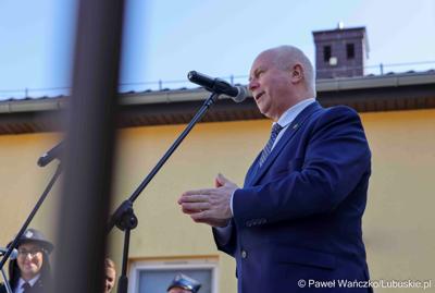 Uroczyste przekazanie nowego lekkiego wozu ratowniczo-gaśniczego dla Ochotniczej Straży Pożarnej w Nowym Kramsku 