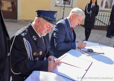Uroczyste przekazanie nowego lekkiego wozu ratowniczo-gaśniczego dla Ochotniczej Straży Pożarnej w Nowym Kramsku 