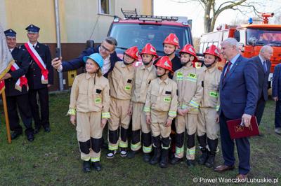 Uroczyste przekazanie nowego lekkiego wozu ratowniczo-gaśniczego dla Ochotniczej Straży Pożarnej w Nowym Kramsku 