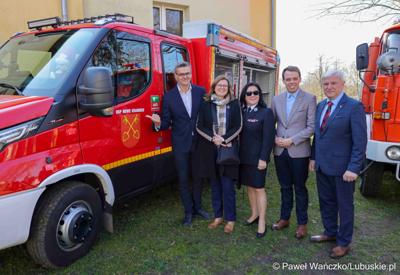 Uroczyste przekazanie nowego lekkiego wozu ratowniczo-gaśniczego dla Ochotniczej Straży Pożarnej w Nowym Kramsku 