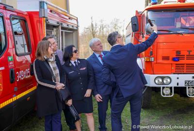 Uroczyste przekazanie nowego lekkiego wozu ratowniczo-gaśniczego dla Ochotniczej Straży Pożarnej w Nowym Kramsku 