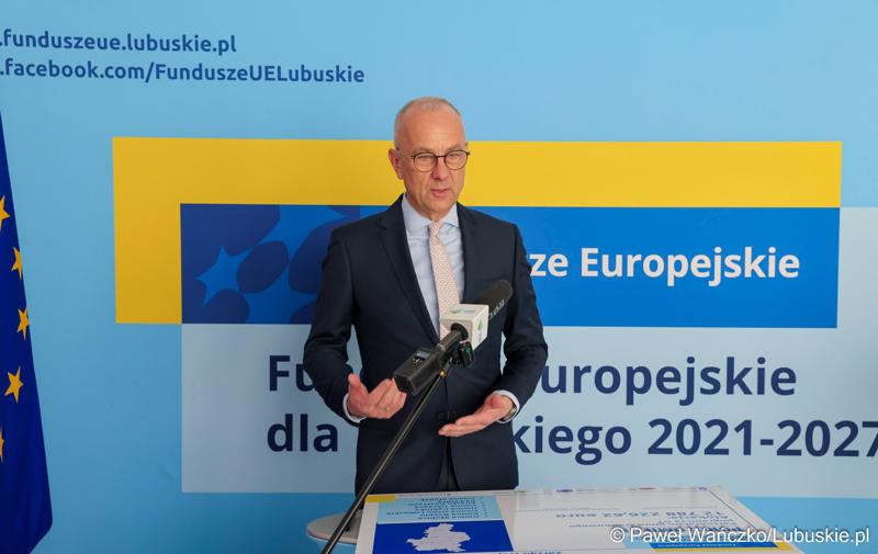 Marszałek województwa lubuskiego Marcin Jabłoński przemawia do uczestników spotkania poświęconemu podpisaniu porozumienia z samorządami tworzącymi Partnerstwo Gmin Środkowego Pogranicza G7