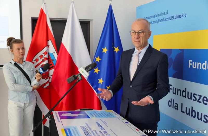 Marszałek województwa lubuskiego Marcin Jabłoński przemawia do uczestników spotkania poświęconemu podpisaniu porozumienia z samorządami tworzącymi Partnerstwo Gmin Środkowego Pogranicza G7