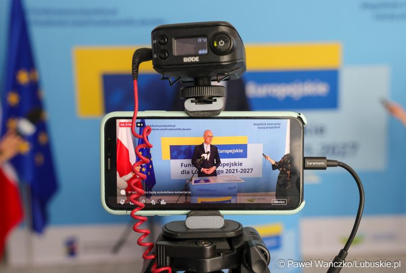Marszałek województwa lubuskiego Marcin Jabłoński przemawia do uczestników spotkania poświęconemu podpisaniu porozumienia z samorządami tworzącymi Partnerstwo Gmin Środkowego Pogranicza G7