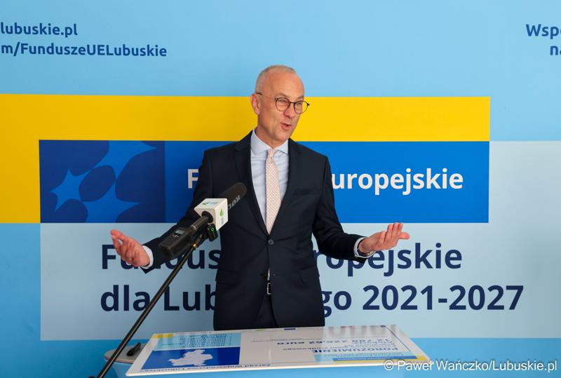 Marszałek województwa lubuskiego Marcin Jabłoński przemawia do uczestników spotkania poświęconemu podpisaniu porozumienia z samorządami tworzącymi Partnerstwo Gmin Środkowego Pogranicza G7