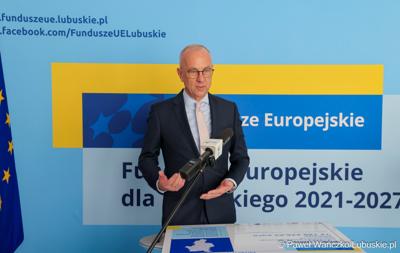 Marszałek województwa lubuskiego Marcin Jabłoński przemawia do uczestników spotkania poświęconemu podpisaniu porozumienia z samorządami tworzącymi Partnerstwo Gmin Środkowego Pogranicza G7