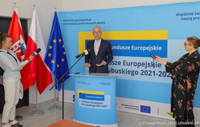 Marszałek województwa lubuskiego Marcin Jabłoński przemawia do uczestników spotkania poświęconemu podpisaniu porozumienia z samorządami tworzącymi Partnerstwo Gmin Środkowego Pogranicza G7