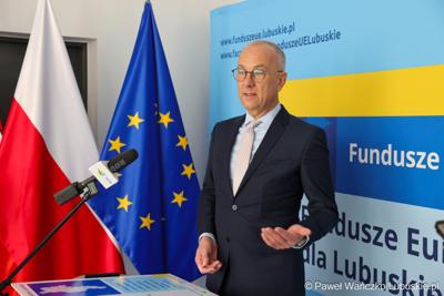 Marszałek województwa lubuskiego Marcin Jabłoński przemawia do uczestników spotkania poświęconemu podpisaniu porozumienia z samorządami tworzącymi Partnerstwo Gmin Środkowego Pogranicza G7