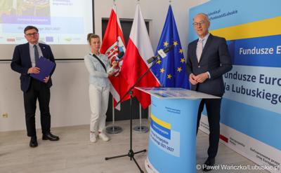 Marszałek województwa lubuskiego Marcin Jabłoński przemawia do uczestników spotkania poświęconemu podpisaniu porozumienia z samorządami tworzącymi Partnerstwo Gmin Środkowego Pogranicza G7