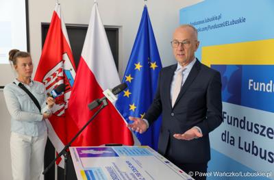 Marszałek województwa lubuskiego Marcin Jabłoński przemawia do uczestników spotkania poświęconemu podpisaniu porozumienia z samorządami tworzącymi Partnerstwo Gmin Środkowego Pogranicza G7