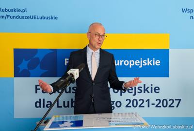 Marszałek województwa lubuskiego Marcin Jabłoński przemawia do uczestników spotkania poświęconemu podpisaniu porozumienia z samorządami tworzącymi Partnerstwo Gmin Środkowego Pogranicza G7