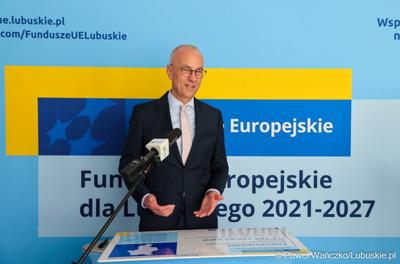 Marszałek województwa lubuskiego Marcin Jabłoński przemawia do uczestników spotkania poświęconemu podpisaniu porozumienia z samorządami tworzącymi Partnerstwo Gmin Środkowego Pogranicza G7
