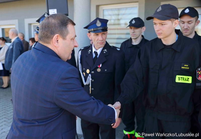 Uroczystość przekazania nowego wozu strażackiego dla OSP Lipinki Łużyckie