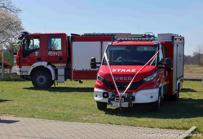 Uroczystość przekazania nowego wozu strażackiego dla OSP Lipinki Łużyckie