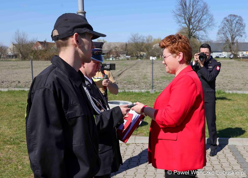 Uroczystość przekazania nowego wozu strażackiego dla OSP Lipinki Łużyckie