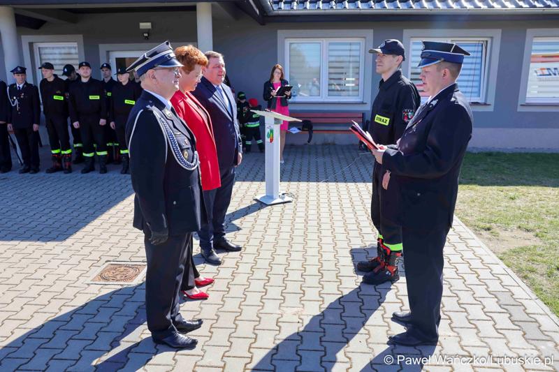 Uroczystość przekazania nowego wozu strażackiego dla OSP Lipinki Łużyckie