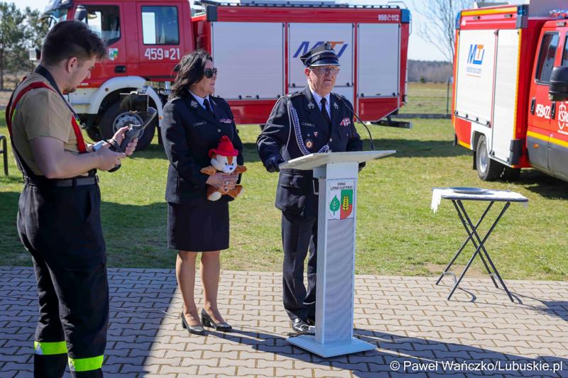 Uroczystość przekazania nowego wozu strażackiego dla OSP Lipinki Łużyckie