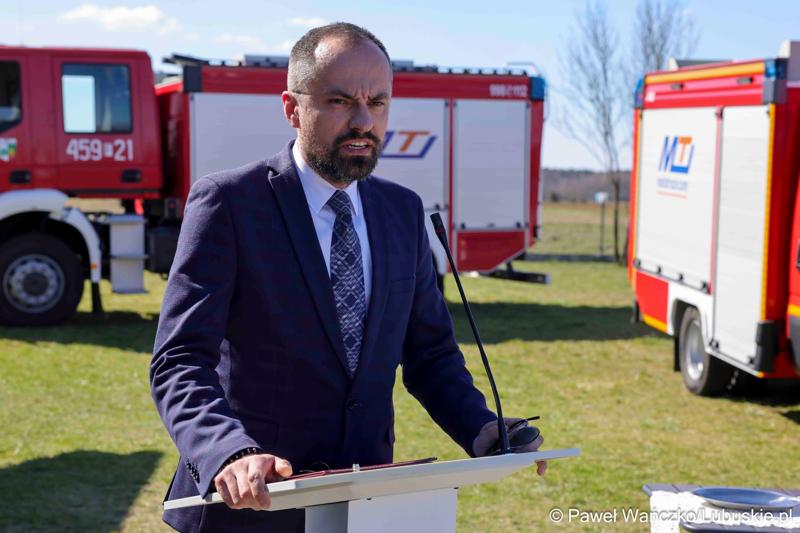 Uroczystość przekazania nowego wozu strażackiego dla OSP Lipinki Łużyckie