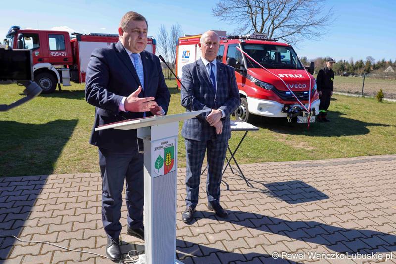 Uroczystość przekazania nowego wozu strażackiego dla OSP Lipinki Łużyckie