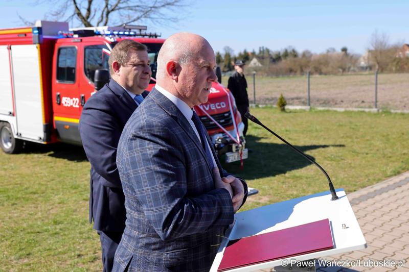 Uroczystość przekazania nowego wozu strażackiego dla OSP Lipinki Łużyckie
