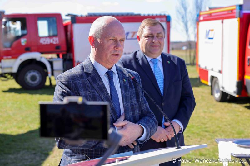 Uroczystość przekazania nowego wozu strażackiego dla OSP Lipinki Łużyckie