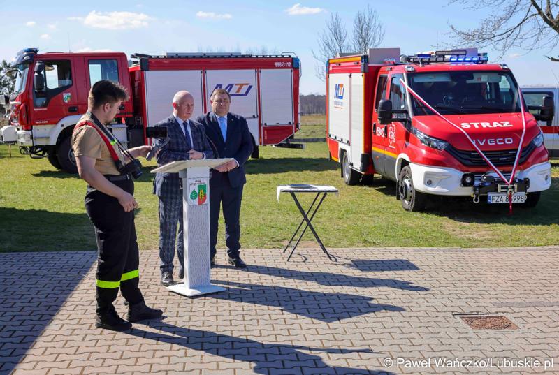 Uroczystość przekazania nowego wozu strażackiego dla OSP Lipinki Łużyckie