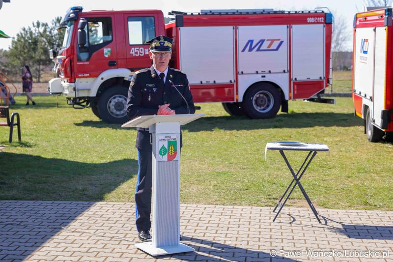 Uroczystość przekazania nowego wozu strażackiego dla OSP Lipinki Łużyckie