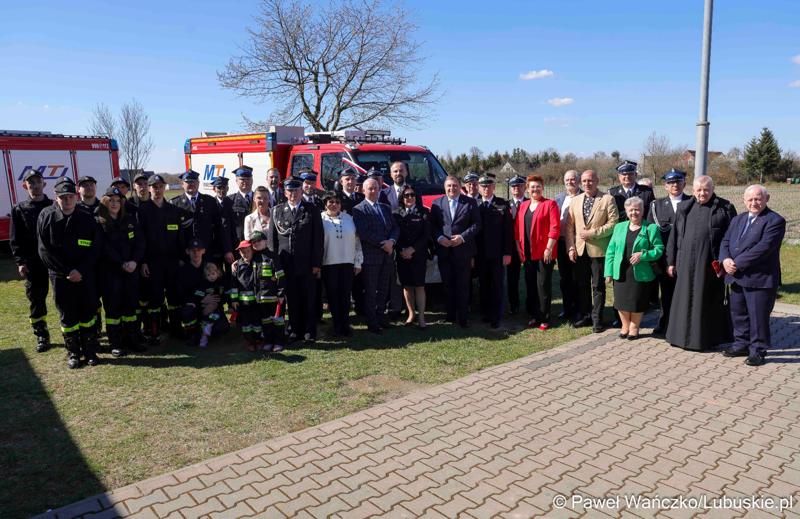 Uroczystość przekazania nowego wozu strażackiego dla OSP Lipinki Łużyckie