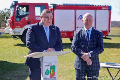 Uroczystość przekazania nowego wozu strażackiego dla OSP Lipinki Łużyckie 