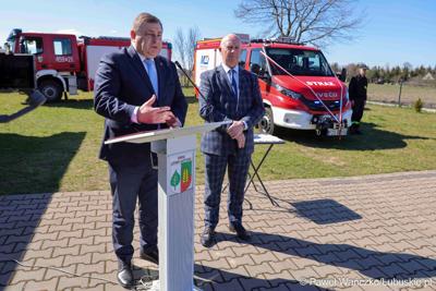 Uroczystość przekazania nowego wozu strażackiego dla OSP Lipinki Łużyckie 
