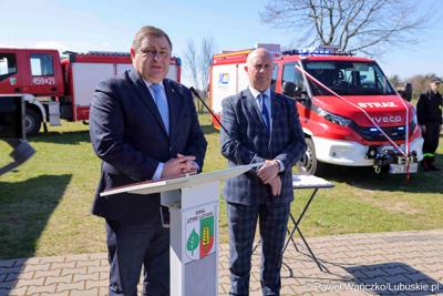 Uroczystość przekazania nowego wozu strażackiego dla OSP Lipinki Łużyckie 