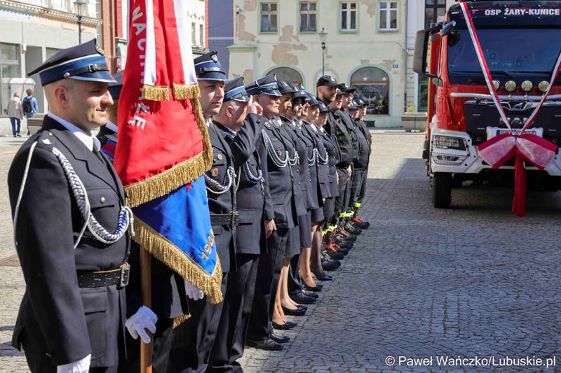 Uroczystość przekazania nowego wozu strażackiego dla OSP Żary-Kunice