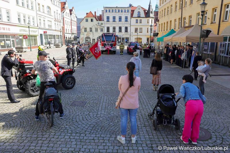 Uroczystość przekazania nowego wozu strażackiego dla OSP Żary-Kunice