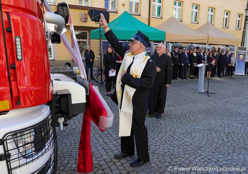 Uroczystość przekazania nowego wozu strażackiego dla OSP Żary-Kunice