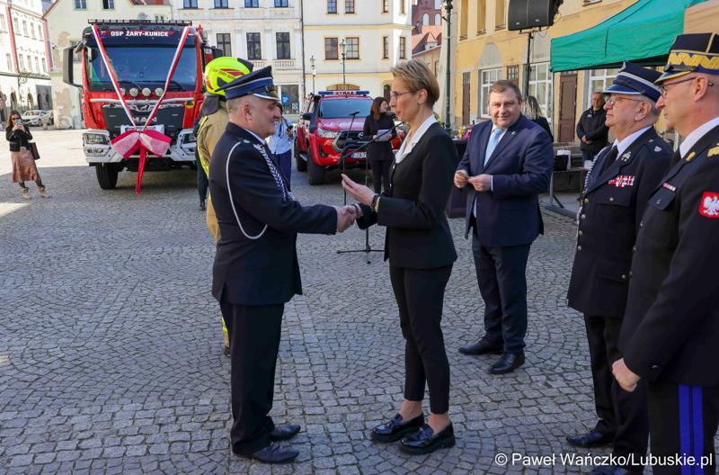 Uroczystość przekazania nowego wozu strażackiego dla OSP Żary-Kunice