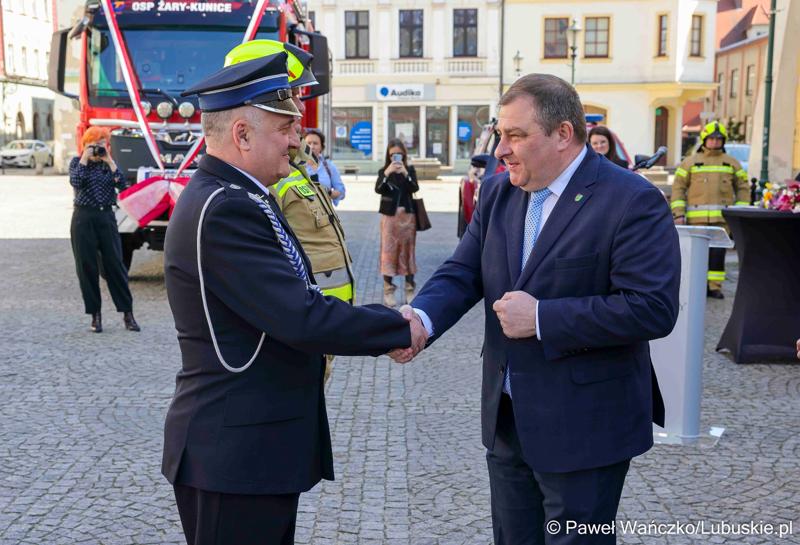 Uroczystość przekazania nowego wozu strażackiego dla OSP Żary-Kunice
