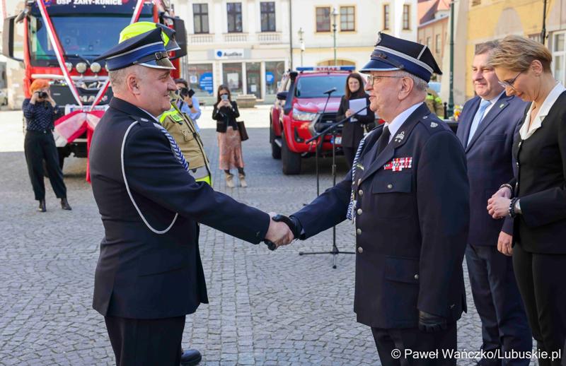 Uroczystość przekazania nowego wozu strażackiego dla OSP Żary-Kunice
