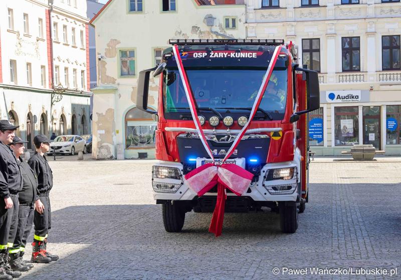 Uroczystość przekazania nowego wozu strażackiego dla OSP Żary-Kunice
