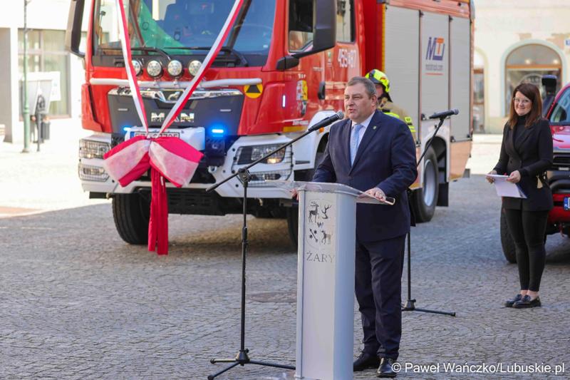 Uroczystość przekazania nowego wozu strażackiego dla OSP Żary-Kunice