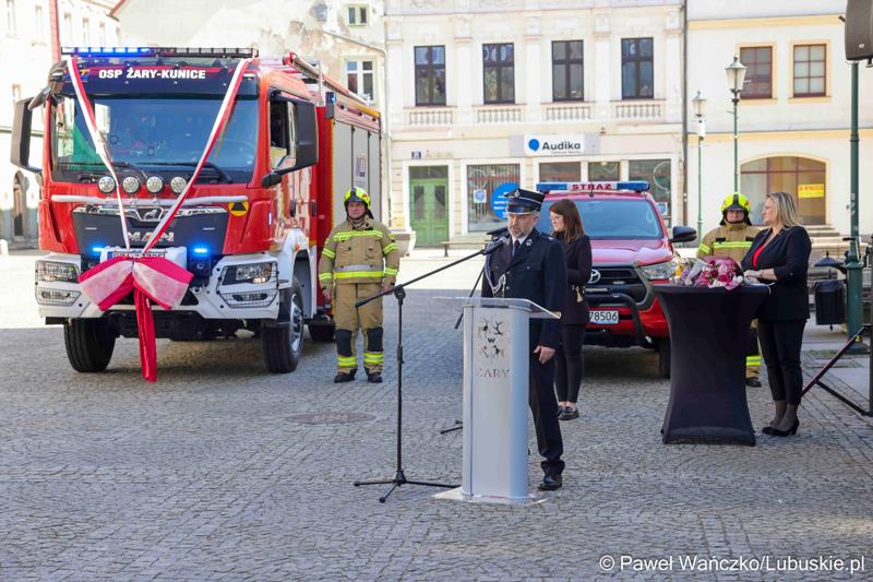 Uroczystość przekazania nowego wozu strażackiego dla OSP Żary-Kunice