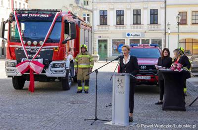 Uroczystość przekazania nowego wozu strażackiego dla OSP Żary-Kunice 