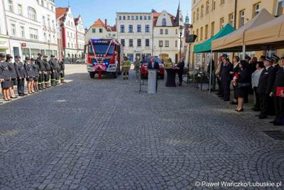 Uroczystość przekazania nowego wozu strażackiego dla OSP Żary-Kunice 