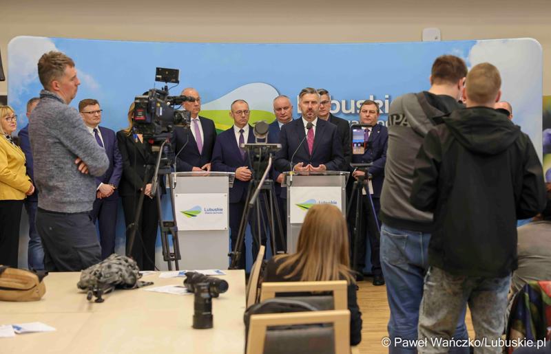 Uczestnicy konferencji prasowej w sprawie Centrów Integracji Cudzoziemców w Gorzowie Wlkp. i w Zielonej Górze.