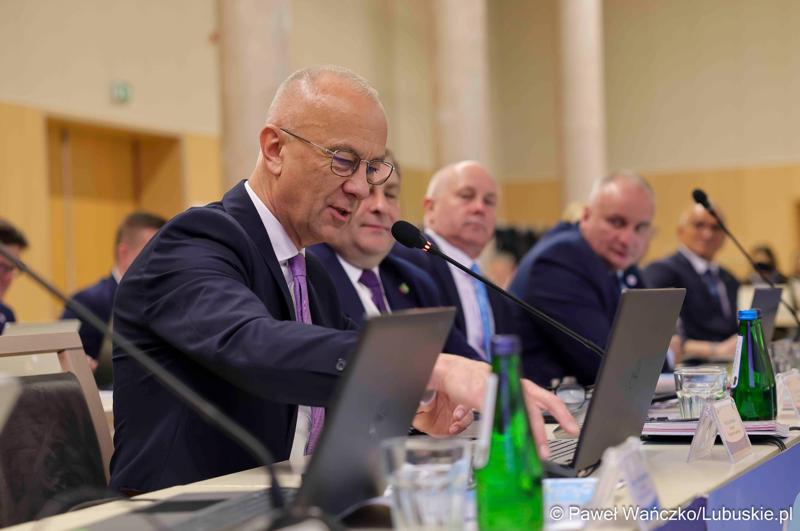 Uczestnicy kwietniowej sesji Sejmiku Województwa Lubuskiego w Zielonej Górze