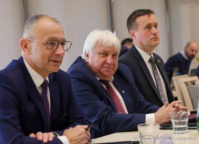 Uczestnicy kwietniowej sesji Sejmiku Województwa Lubuskiego w Zielonej Górze 